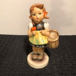 Vintage Goebel Hummel Figurine: Sister